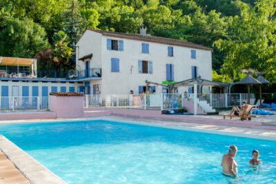 Baignade à la piscine du camping